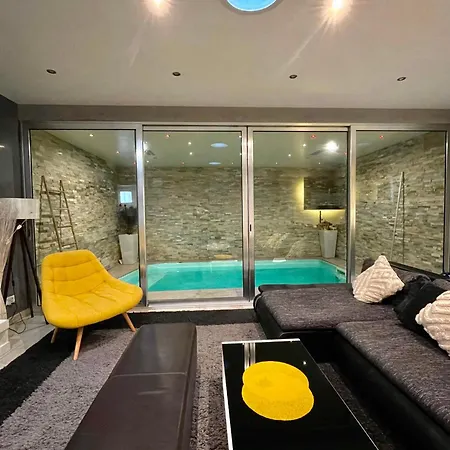 Alsace Piscine Interieure Chauffee Pour Huit Personnes アパート