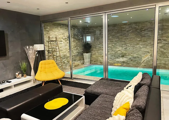 Standing Piscine Intérieur Privatisée . *